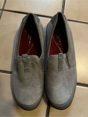 Easy Spirit woman’s beige Suede Slip-On Loafers
